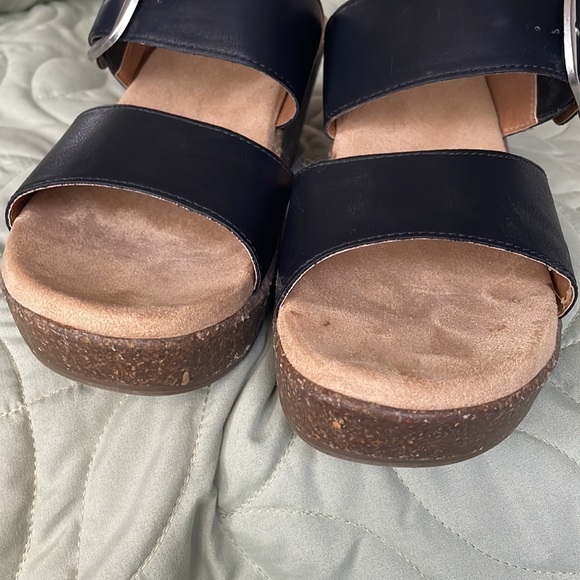 Women’s Size 9 1/2M Black Two-Strap Sandals with cork wedge bottoms - Picture 10 of 11